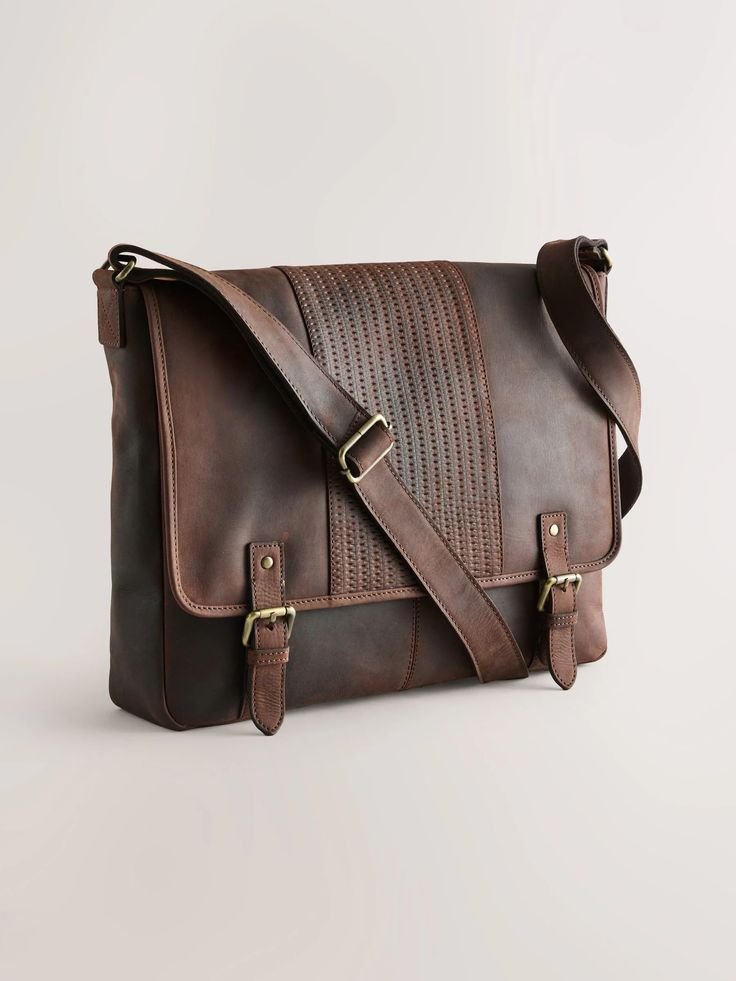 Nama Produk  Tas Messenger Pria Cokelat dengan Detail Anyaman dan Gesper